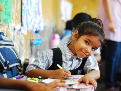 Una niña haciendo ejercicios en clase