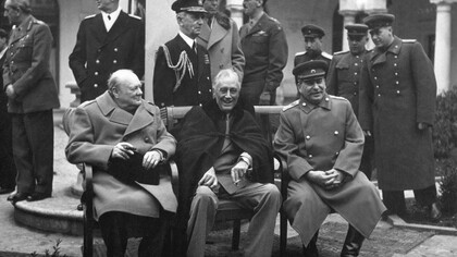 Konferenz von Jalta (1945): Gruppenfoto nach dem Abschluss der Verhandlungen; von links: Winston Churchill, Franklin D. Roosevelt und Josef Stalin