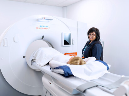 Médico prepara a un paciente para una tomografía computarizada