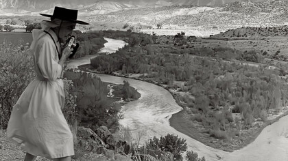 Georgia O’Keeffe fotografiando una de sus caminatas