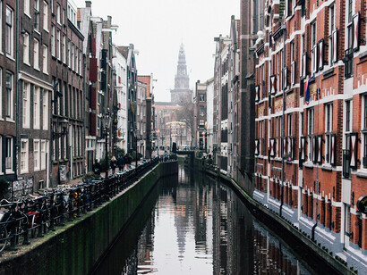 I canali di Amsterdam si ramificano per tutta la città, offrono un punto di vista diverso, dando la possibilità a milioni di turisti di godersi viaggi in barca
