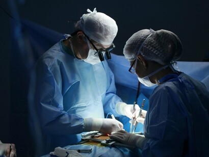 Recentemente, uma pessoa conhecida na faixa dos seus 40 anos veio a óbito por consequência de uma cirurgia estética. Os pulmões colapsaram após um procedimento de lipoenxertia, seguido de lipoaspiração. Procedimento este também denominado de lipoescultura. Ou seja, quando se retira gordura de determinadas áreas do corpo, como abdome, coxas, flancos, culotes, etc., e a insere em outras áreas para aumentar seu volume, como glúteos e coxas




