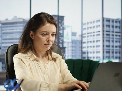 En una empresa de marketing digital, una responsable de proyectos tenía una habilidad especial: cuando ella hablaba, el equipo escuchaba