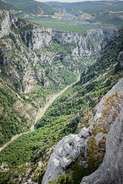 Vista del paesaggio alpino dell'Alta Provenza, Francia