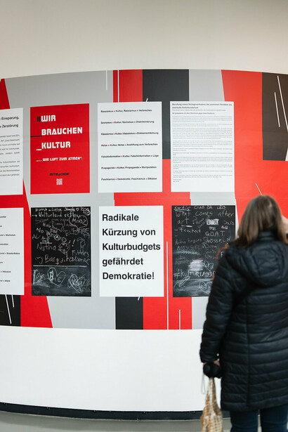 Ausreißer. Die wandzeitung, ehxibition view. Courtesy of Kunsthaus Graz