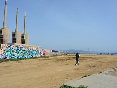 Los 200 metros de altura de las Tres Chimeneas convierten al conjunto en la estructura construida más alta de Catalunya (solo detrás de la Torre de Telecomunicaciones de Collserola). Central térmica de Sant Adrià de Besòs desde la playa, 2024, Barcelona, España