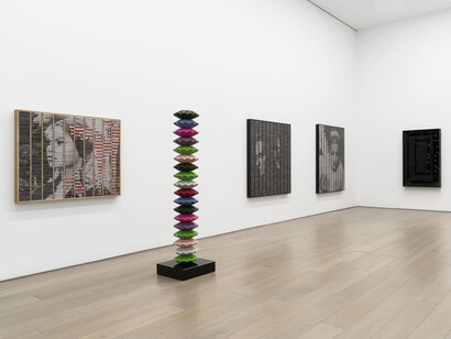 Gregor Hildebrandt, Blau im gedächtnis (Blue in memoriam), exhibition view. Courtesy of Perrotin 