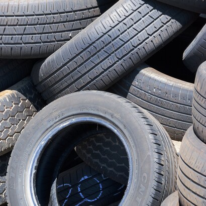 Oggi gli pneumatici sono progettati con tecnologie avanzate, utilizzando materiali sintetici e sistemi per ridurre il consumo di carburante