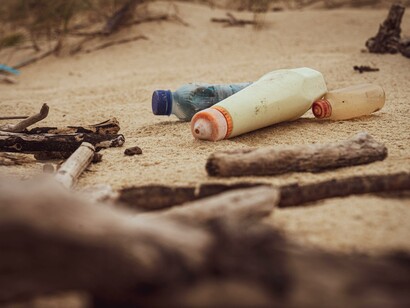 La quantità di microplastiche scoperte anche negli strati superiori dei sedimenti prelevati mostra che questi frammenti continuano a essere abbondanti anche in anni recenti