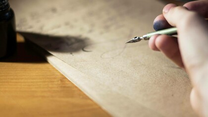 Lettera scritta a mano: "Per due giorni non la incontrai, poi la mattina del terzo giorno ricomparve e si vedeva che era felice. Mi raccontò la storia della sua lettera scritta a mano e imbucata con mano tremante e quanto grande fosse stata la sorpresa della sua amica nel riceverla ma anche di altro"