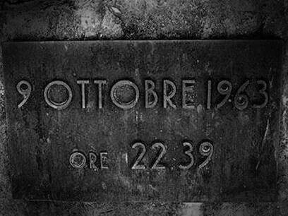 Le cause della tragedia, dopo numerosi dibattiti, furono ricondotte ai progettisti e dirigenti della SADE, ente gestore dell'opera fino alla nazionalizzazione, i quali occultarono la non idoneità dei versanti del bacino, a rischio idrogeologico, tra il Friuli-Venezia Giulia e il Veneto, Italia