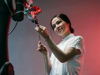 Mulher recebe flor de robô. O monitoramento de saúde por meio de smartwatches e dispositivos vestíveis permite acompanhar batimentos cardíacos, qualidade do sono e outros indicadores importantes para a manutenção da saúde. Planos nutricionais personalizados são desenvolvidos com apoio da inteligência artificial, oferecendo dietas e planos alimentares adaptados às necessidades individuais, considerando restrições e metas específicas