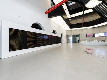 Flavio Favelli,
Gli Angeli degli Eroi,
Acrilico e smalto su pannello,
200 x 1.260 cm,
2015,
courtesy MAXXI,
foto Sebastiano Luciano
