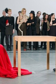 Marina Abramović, The Artist is Present, 2010, Museum of Modern Art, New York, 9 marzo – 31 marzo 2010.  Attraverso questo nuovo modo di comunicare l'artista ha trovato la possibilità di stabilire un contatto  con il pubblico mediante uno scambio di energia, rimandandola indietro e creando un campo magnetico, attraverso il quale è riuscita a superare i suoi limiti fisici e psichici