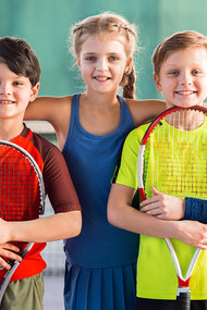 Niños que practican tenis: es absurdo entrenar a un niño como una versión miniatura de alto rendimiento
