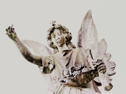 Estatua de un ángel en el Cementerio de Purewa en Auckland, Nueva Zelanda
