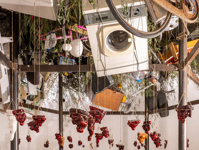 Chen Zhen, Fu dao / Fu dao, upside-down Buddha / Arrival at good fortune, 1997. Per gentile concessione di Galleria Continua. Foto di Ela Bialkowska