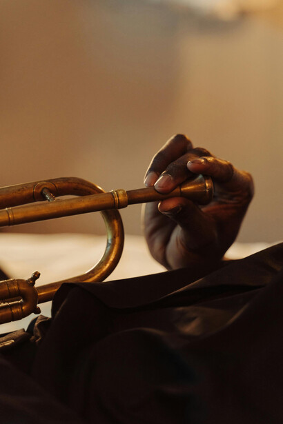 La vínculo de Browne con la trompeta nació en la infancia, impulsado por la insistencia familiar, y se convirtió con el tiempo en una pasión sostenida por la disciplina