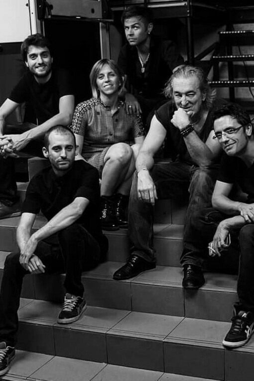 Syndone rock band: Nik Comoglio (composition, keyboards), Riccardo Ruggeri (lyrics, vocals, acoustic guitar), Simone Rubinato (bass), Marta Caldara (vibraphone, keyboards), Gigi Rivetti (keyboards), and Ciro Iavarone (drums)