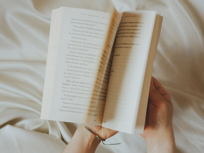 Persona pasa rápidamente las paginas de un poemario