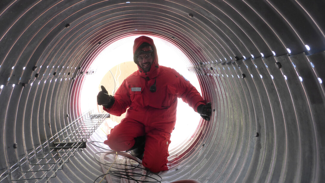 Alessandro Fausto al lavoro in estate durante la realizzazione di un condotto sotterraneo per cavi elettrici di potenza, cavi telefonici e fibre ottiche. Ph Alessandro Fausto, (C) PNRA/IPEV