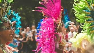 Il samba è uno stile musicale e di danza originario del Brasile legato alle tradizioni afroamericane, rappresentativo dell’identità brasiliana, celebrazione della gioia di vita. Non c'è parte del mondo in cui sia stata prodotta tanta quantità e qualità di musica come in America Latina. Questo ha a che fare con la mescolanza di ritmi, melodie, armonie. A questo ha contribuito l'influenza degli indigeni autoctoni, degli africani arrivati con la conquista, degli europei e degli arabi. In altre parole, la produzione musicale mondiale viene ricreata, sviluppata ed espressa in America Latina