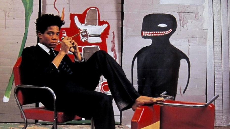 L'artista Jean-Michel Basquiat nel suo studio in Great Jones Street, New York, accanto all'opera 'Untitled' (1985)