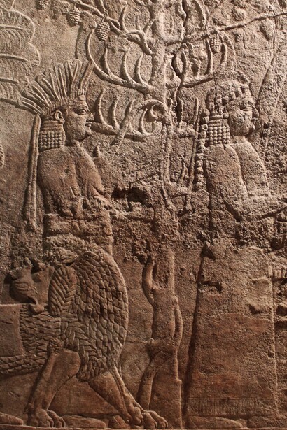 Rilievo su pannello in gesso: un'arpista e un suonatore di lira, una donna che indossa un filetto di grandi perle, l'altro un giovane(?), con un copricapo di piume, con un leone addomesticato sotto palme e cipressi. Da Ninive, Palazzo Nord, regno di Ashurbanipal II, circa 645-640 a.C. British Museum, Londra, UK