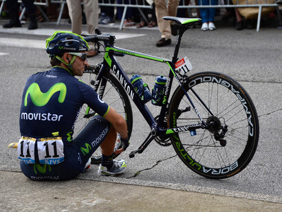 Valverde sentado junto a su bicicleta