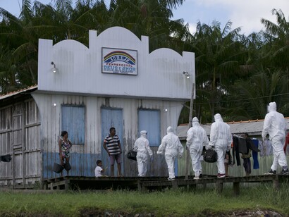 Agentes da saúde visitando comunidades isoladas
