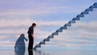 Truman (Jim Carrey) en un momento de contemplación antes de subir la escalera. “The Truman Show” (1998)