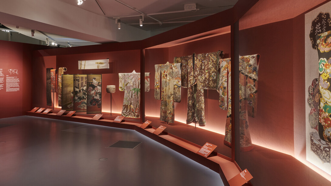 Au fil de l'or. L'art de se vêtir de l'orient au soleil-levant, vue d'exposition. Avec l'aimable autorisation du Musée du Quai Branly