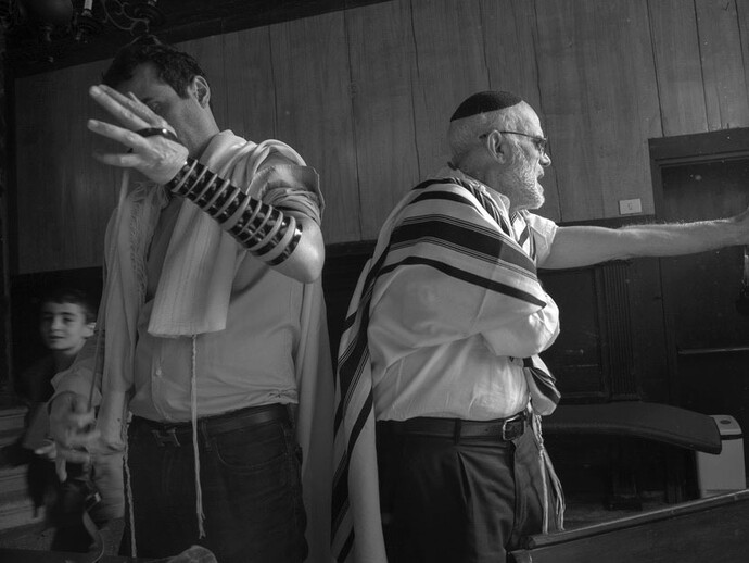 Ferdinando Scianna, Preghiera del mattino nel Midrash Luzzatto dentro la sinagoga Levantina © Ferdinando Scianna / Magnum Photos. Courtesy of Casa dei Tre Oci 
