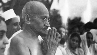 Mahatma Gandhi displaying his peaceful leadership style
