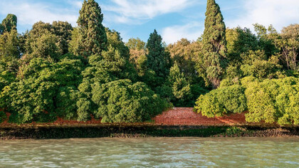 Giardino Eden Hundertwasser a Venezia visto dal canale