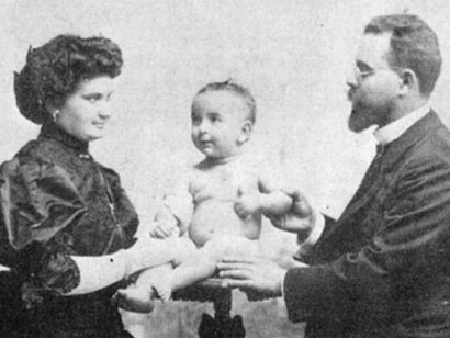 José Figueres bebé con sus padres: el Dr. Mariano Figueres Forges y Francisca Ferrer Minguela