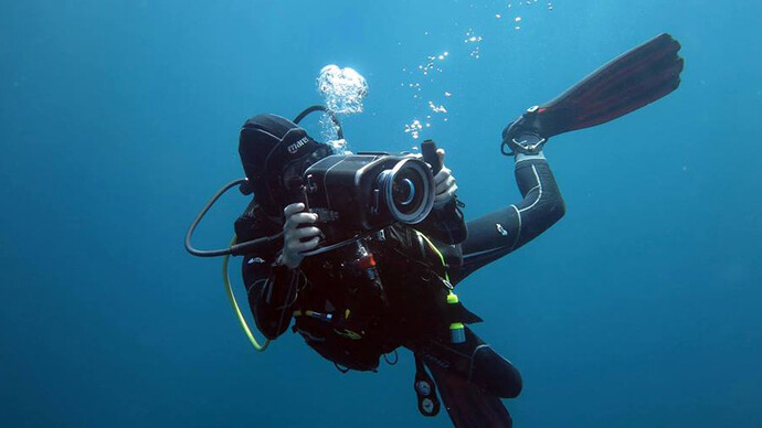 Leo Aymará grabando imágenes bajo el mar