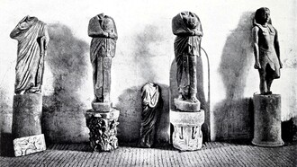 Reperti dello scavo del 1903 in una foto d'epoca, Tempio di Iside, Benevento, Italia