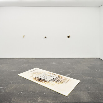 M Reme Silvestre, L'escala fosca del desig no té barana, vista de exhibición. Cortesía de Galería Luis Adelantado