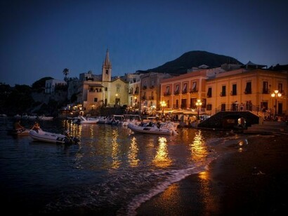 Puerto al anochecer. Islas Eolias