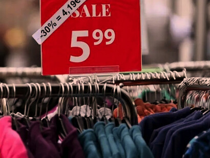 Cartel de rebajas en una tienda de ropa