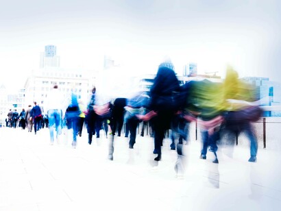 Scena sfocata di persone in movimento