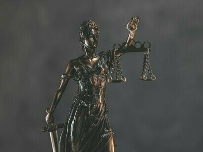 La logica deontica nel suo significato generico si riferisce al dovere, all'obbligatorietà delle asserzioni prescrittive