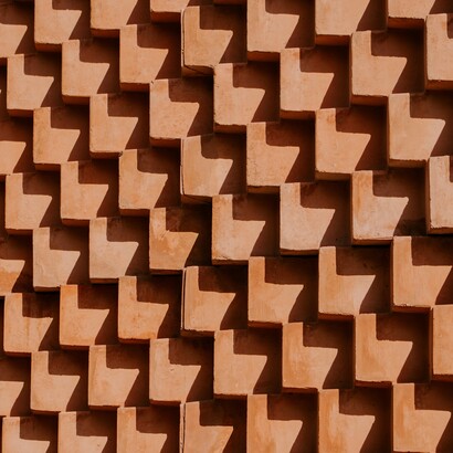 Ogni nuovo concetto modifica quelli preesistenti, creando una rete dinamica in cui il significato emerge dall’interazione costante tra ordine e cambiamento