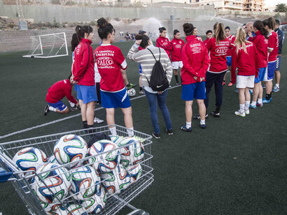 Las jugadoras conversan tras el entrenamiento