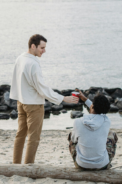Dos muchachos compartiendo una bebida. El respeto y la igualdad son parte de los valores de la cultura de la paz