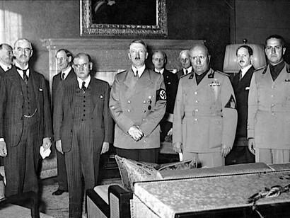 Chamberlain, Daladier, Hitler e Mussolini em Munique, 1938. Na tentativa de voltar às ideias originais de Ratzel para reabilitar o sentimento de união pangermânica que pavimentou todos os espíritos no século anterior, o Partido Nacional-Socialista dos Trabalhadores Alemães foi fundado em 1920. O mesmo partido, anos depois, daria guarida às tentações de Hitler e de seu nazismo