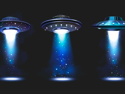 Representação artística de disco voador em operação noturna. OVNIs iluminados projetam feixes de luz em meio à escuridão. Relatos de objetos com comportamentos incomuns aparecem entre os registros analisados por autoridades americanas. Casos envolvendo movimentos considerados incomuns ajudaram a impulsionar novas investigações sobre os chamados UAPs