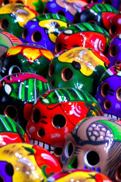 Calaveras de cerámica en el mercado de Huaquechula, Puebla, México