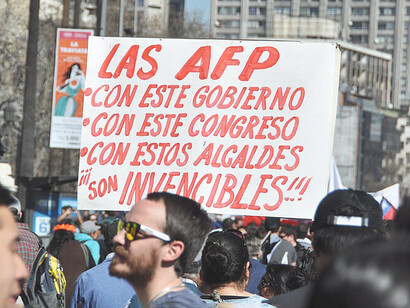 Cartel de protesta en marcha en contra de las AFP. Santiago, Chile, agosto de 2016